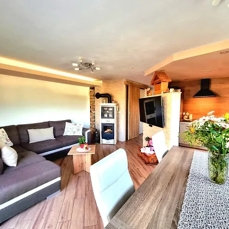 Gartnar -hiska S Pridihom Domacnosti In Pogledom Na Hribe. * Radovljica