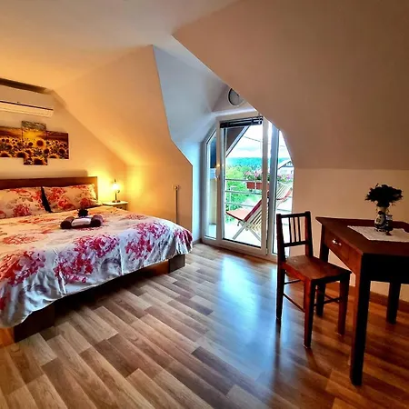 Gartnar -hiska S Pridihom Domacnosti In Pogledom Na Hribe.