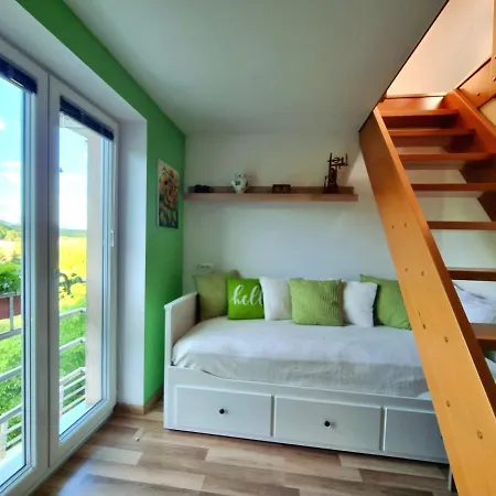 Gartnar -hiska S Pridihom Domacnosti In Pogledom Na Hribe. Радовлица