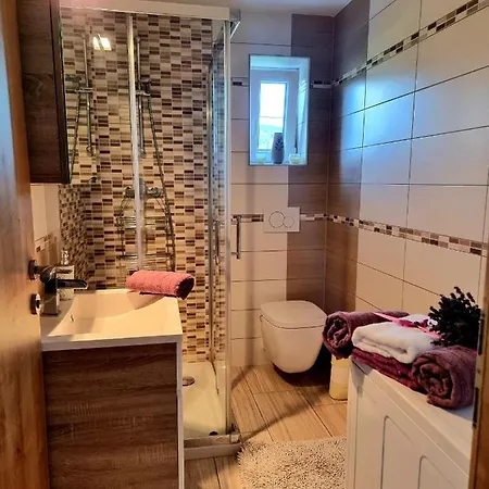 Gartnar -hiska S Pridihom Domacnosti In Pogledom Na Hribe. *