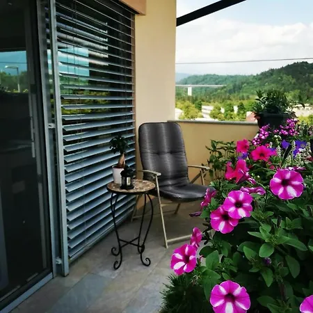 Gartnar -hiska S Pridihom Domacnosti In Pogledom Na Hribe. *