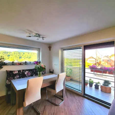 Gartnar -hiska S Pridihom Domacnosti In Pogledom Na Hribe. Радовлица