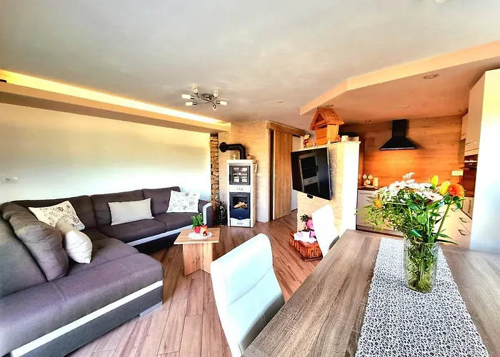 Gartnar -hiska S Pridihom Domacnosti In Pogledom Na Hribe. * رادوفيتْسا