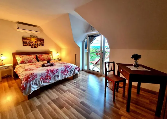 Gartnar -hiska S Pridihom Domacnosti In Pogledom Na Hribe.