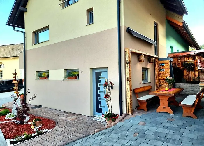 Gartnar -hiska S Pridihom Domacnosti In Pogledom Na Hribe. رادوفيتْسا