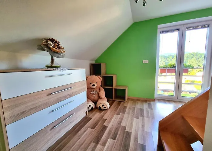 Gartnar -hiska S Pridihom Domacnosti In Pogledom Na Hribe. رادوفيتْسا