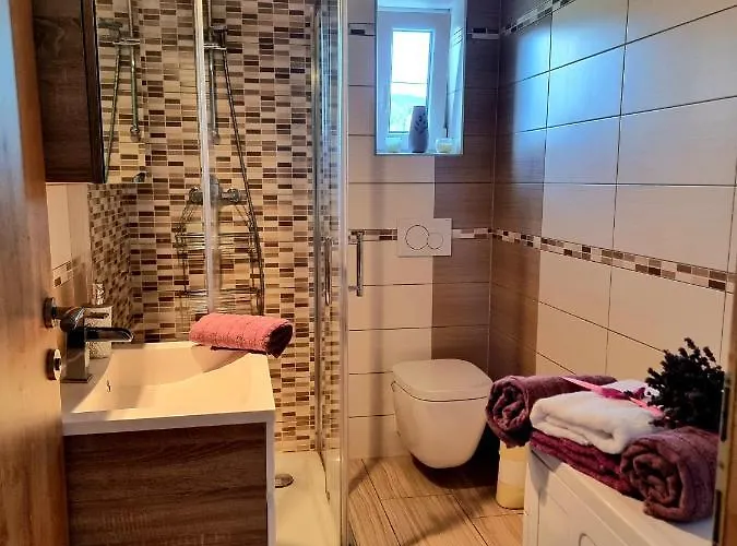 Gartnar -hiska S Pridihom Domacnosti In Pogledom Na Hribe. *