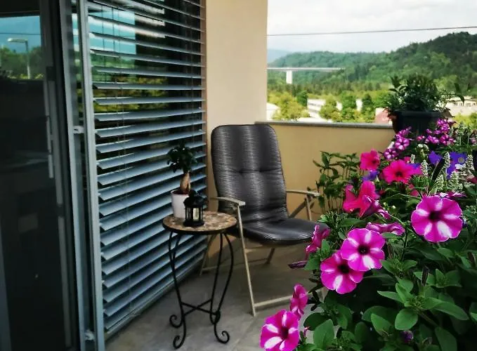 Gartnar -hiska S Pridihom Domacnosti In Pogledom Na Hribe. *