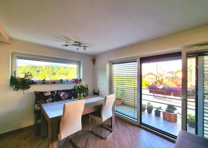 Gartnar -hiska S Pridihom Domacnosti In Pogledom Na Hribe. رادوفيتْسا